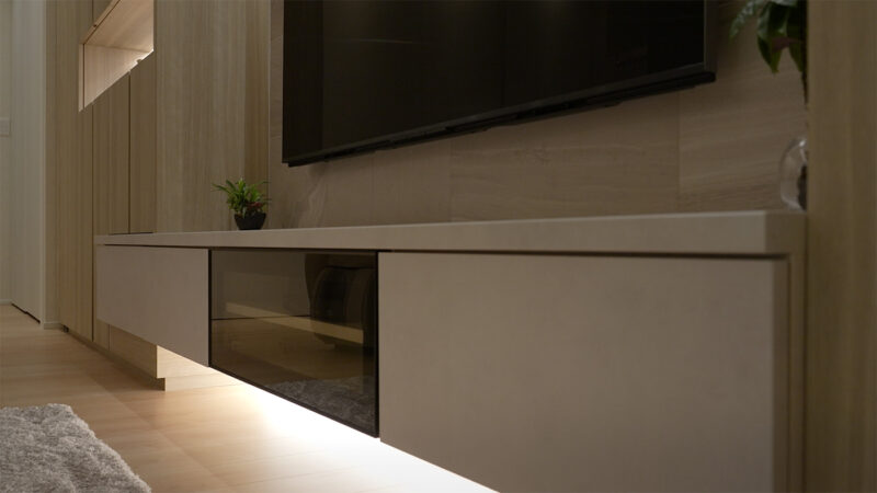 マンションリノベーション – S様邸 - 間接照明を組み込んだ宙に浮くテレビボード