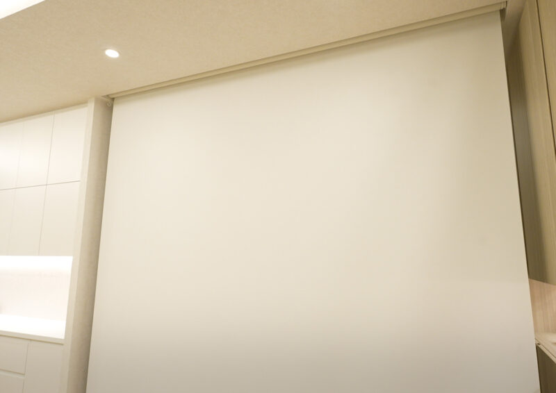 マンションリノベーション – S様邸 - LDKの間仕切りとなるロールスクリーン