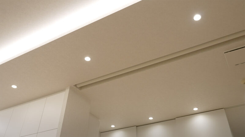 マンションリノベーション – S様邸 - LDKのコーブ照明とロールスクリーン