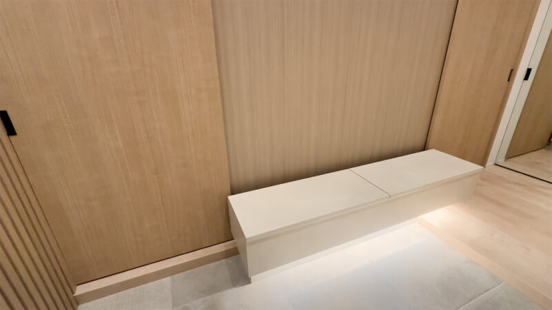マンションリノベーション – S様邸 - 玄関の収納下の間接照明
