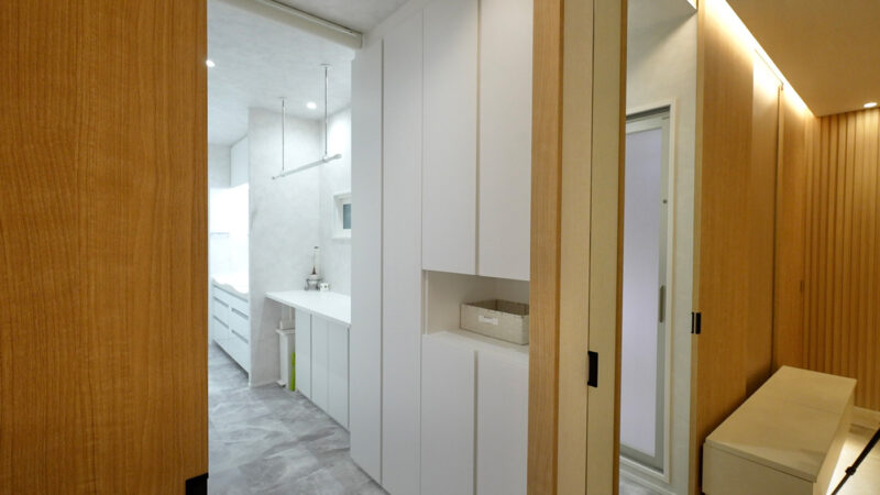 マンションリノベーション – S様邸 - 玄関から洗面脱衣所へと続く廊下