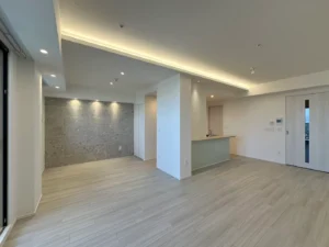 幅の広いコーブ照明が印象的なLDK