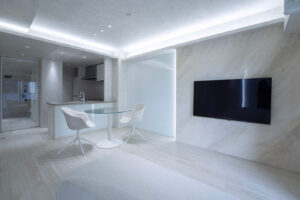 イタリア漆喰が印象的な白で統一されたラグジュアリーなLDK