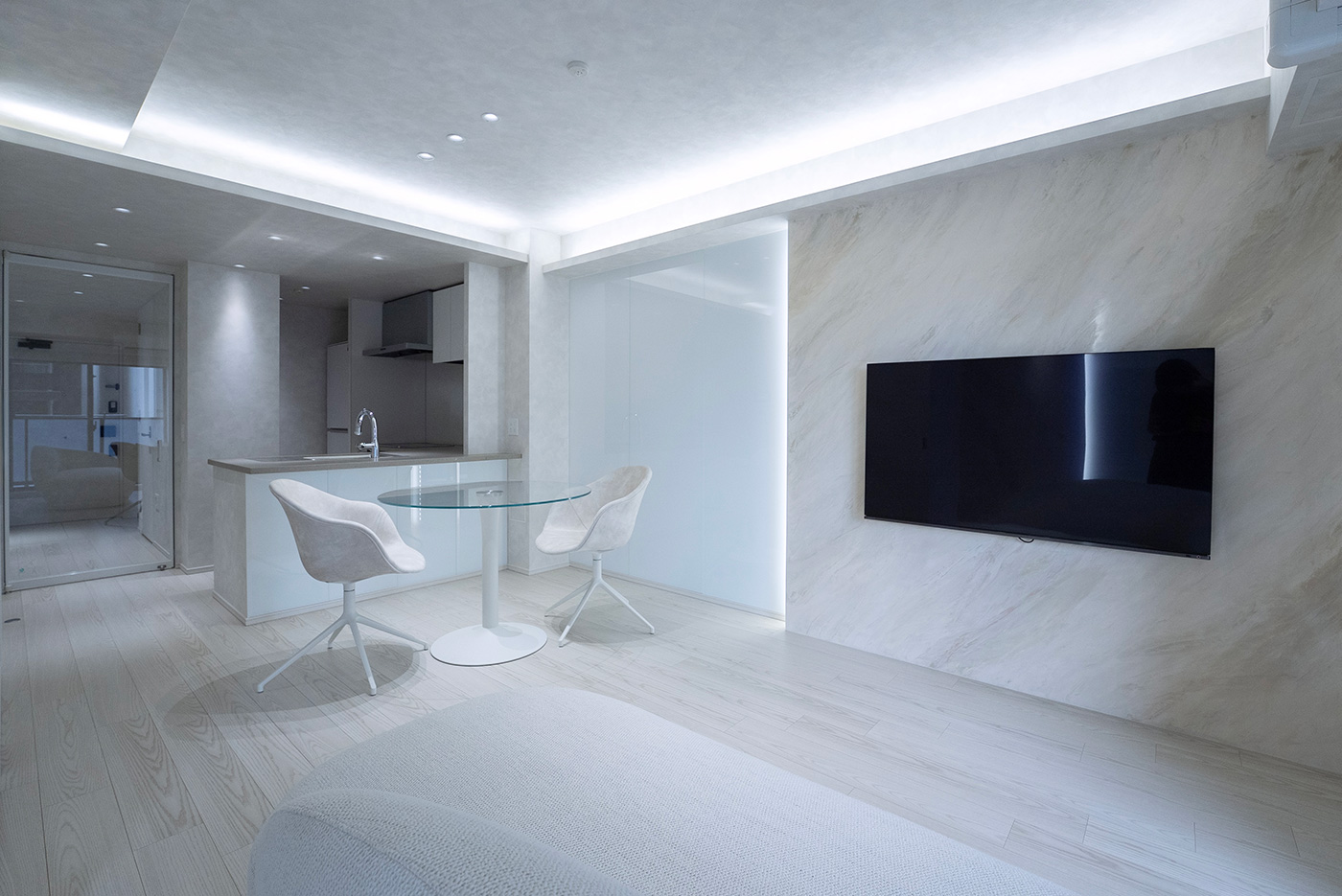 イタリア漆喰が印象的な白で統一されたラグジュアリーなLDK