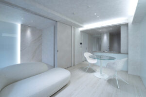 白のフローリングを活かし、カラーガラスや漆喰などのマテリアルを配した一貫性と光のリズムを感じる空間