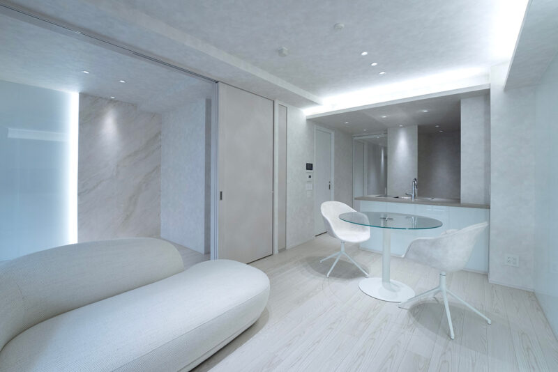 白のフローリングを活かし、カラーガラスや漆喰などのマテリアルを配した一貫性と光のリズムを感じる空間