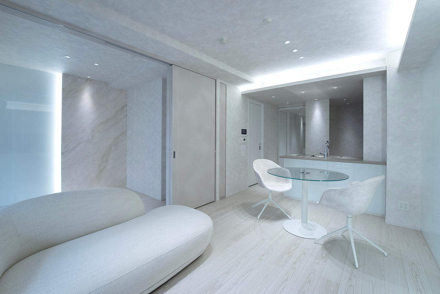 白のフローリングを活かし、カラーガラスや漆喰などのマテリアルを配した一貫性と光のリズムを感じる空間