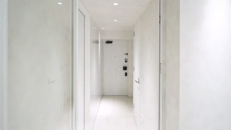 After - 白で統一された玄関〜廊下