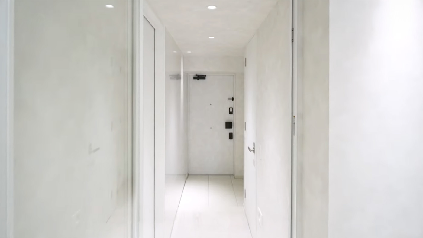 After - 白で統一された玄関〜廊下