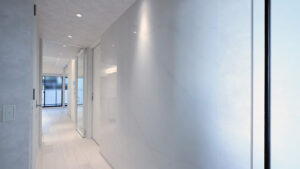 After - 内装では珍しい大理石調の大判タイル（1200mm×600mm）を大胆にレイアウトした廊下