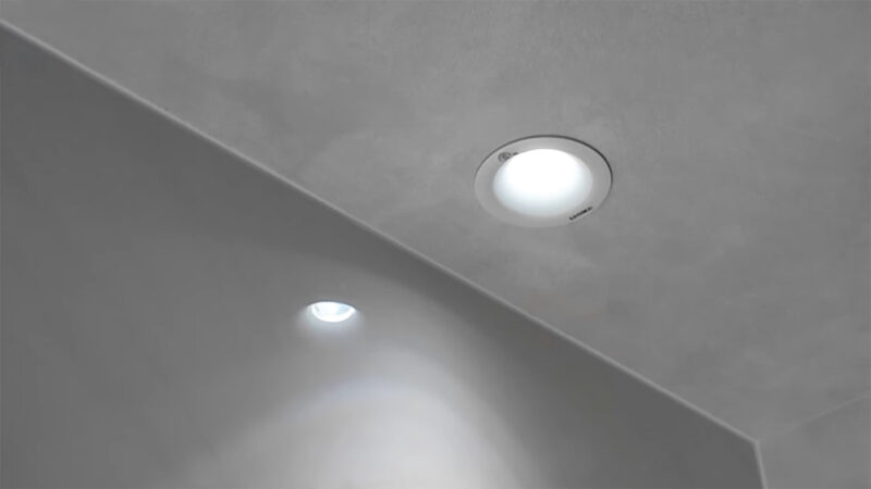 After - タイル壁面に寄せたグレアレスダウンライト