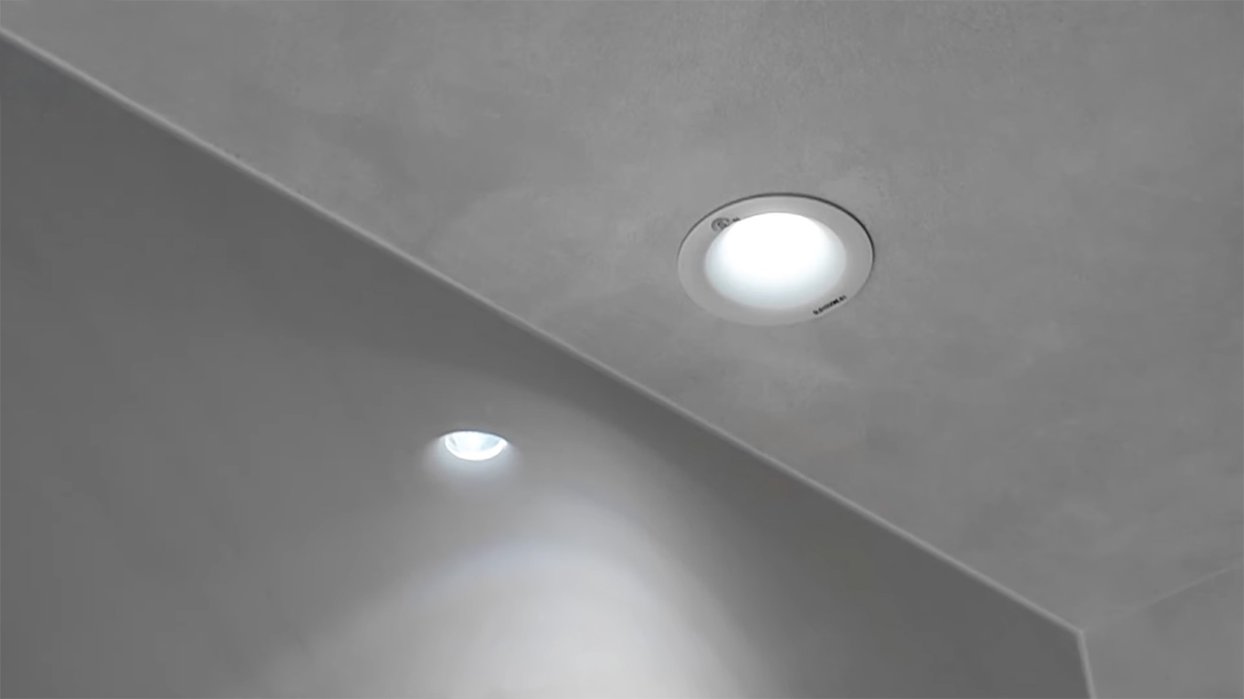 After - タイル壁面に寄せたグレアレスダウンライト