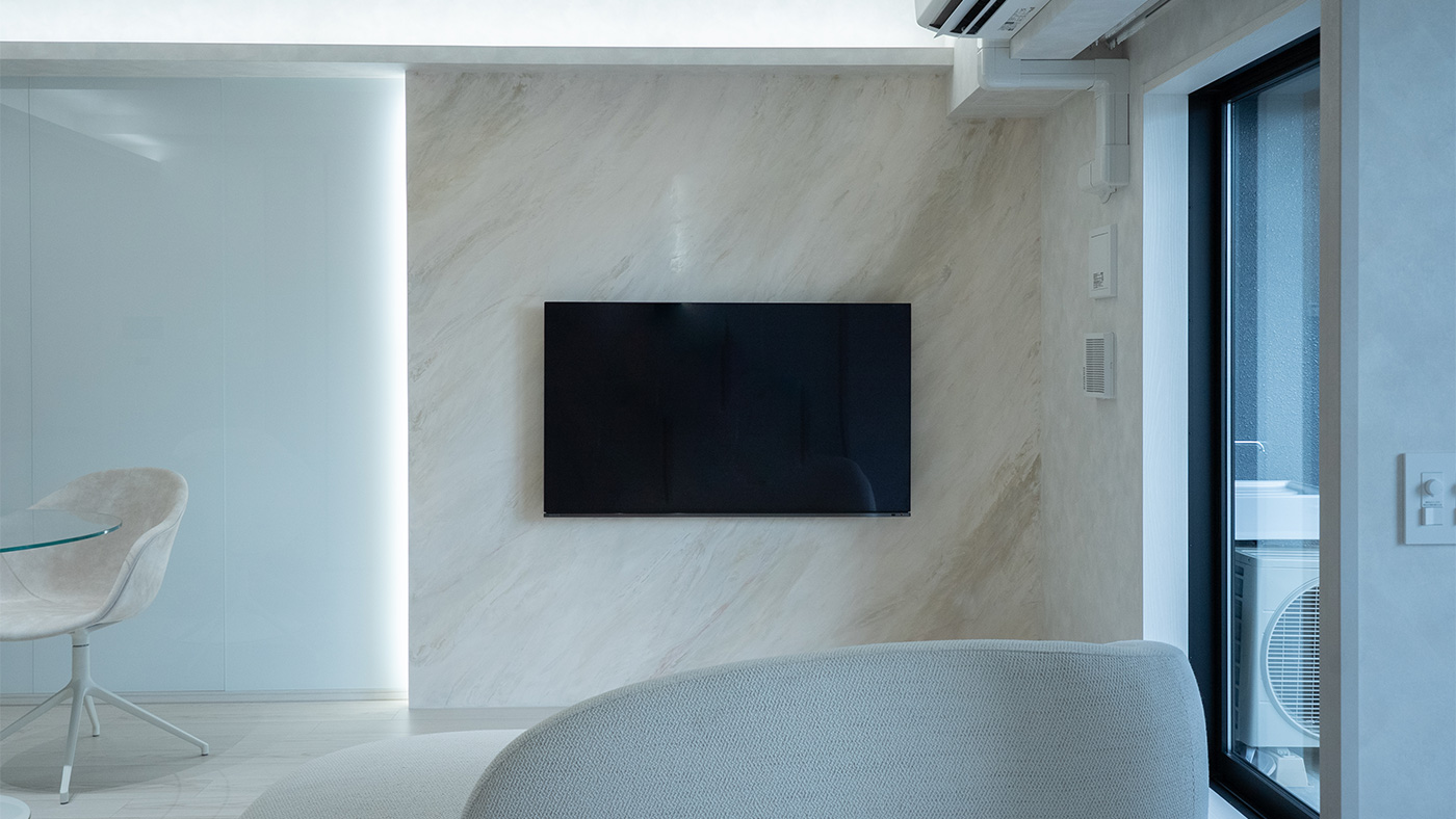 After - イタリア漆喰を施したふかし壁はテレビを壁掛けしていただける仕様