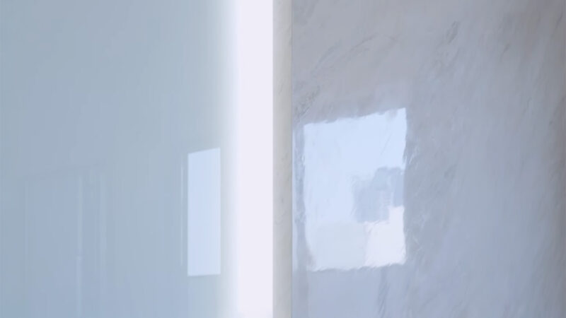 After - 現場で職人が仕上げるイタリア漆喰は、既製品にはない魅力と存在感が特徴的