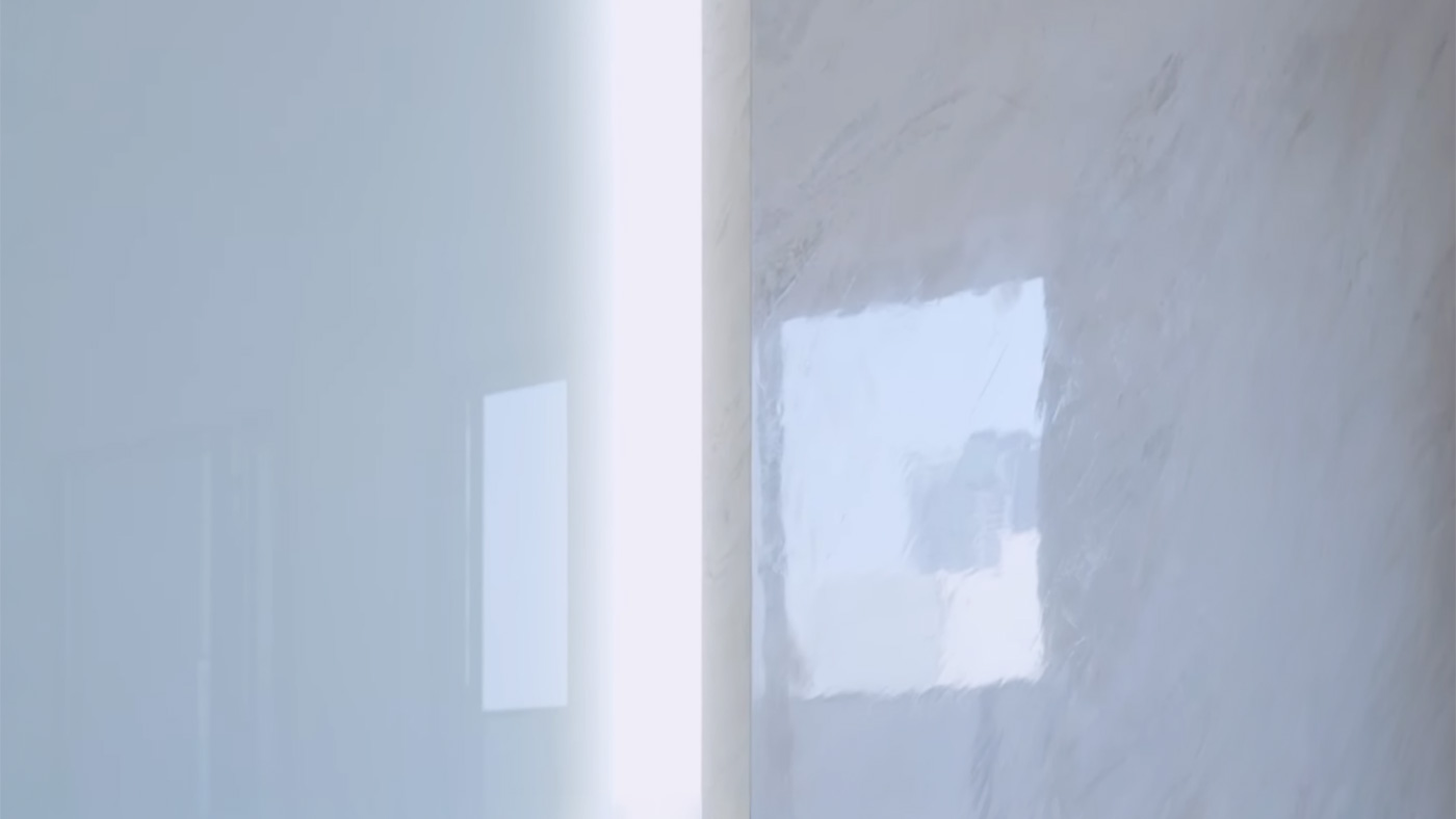 After - 現場で職人が仕上げるイタリア漆喰は、既製品にはない魅力と存在感が特徴的