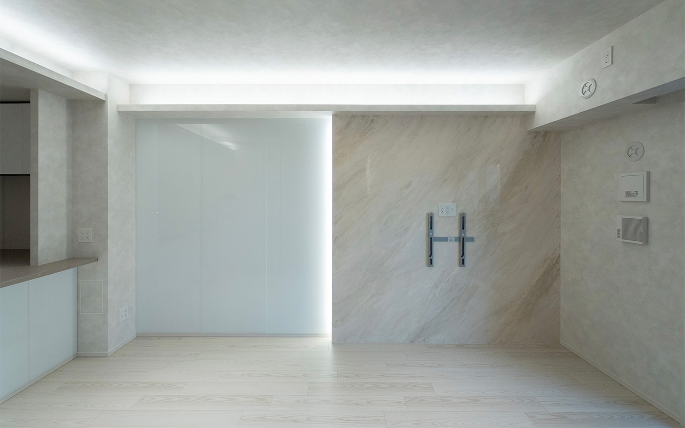 After - 他とは異なる素材感でアクセントをもたらすカラーガラス