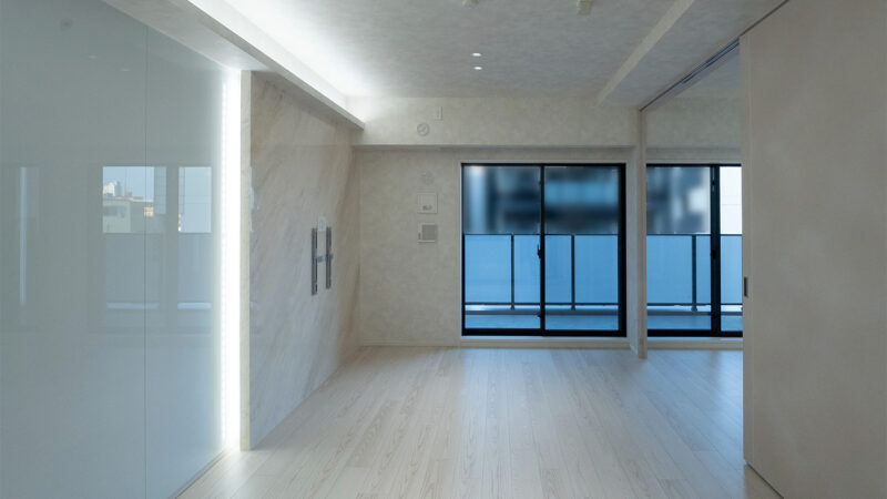 After - カラーガラスとイタリア漆喰との相乗効果が美しいシンボリックな壁面