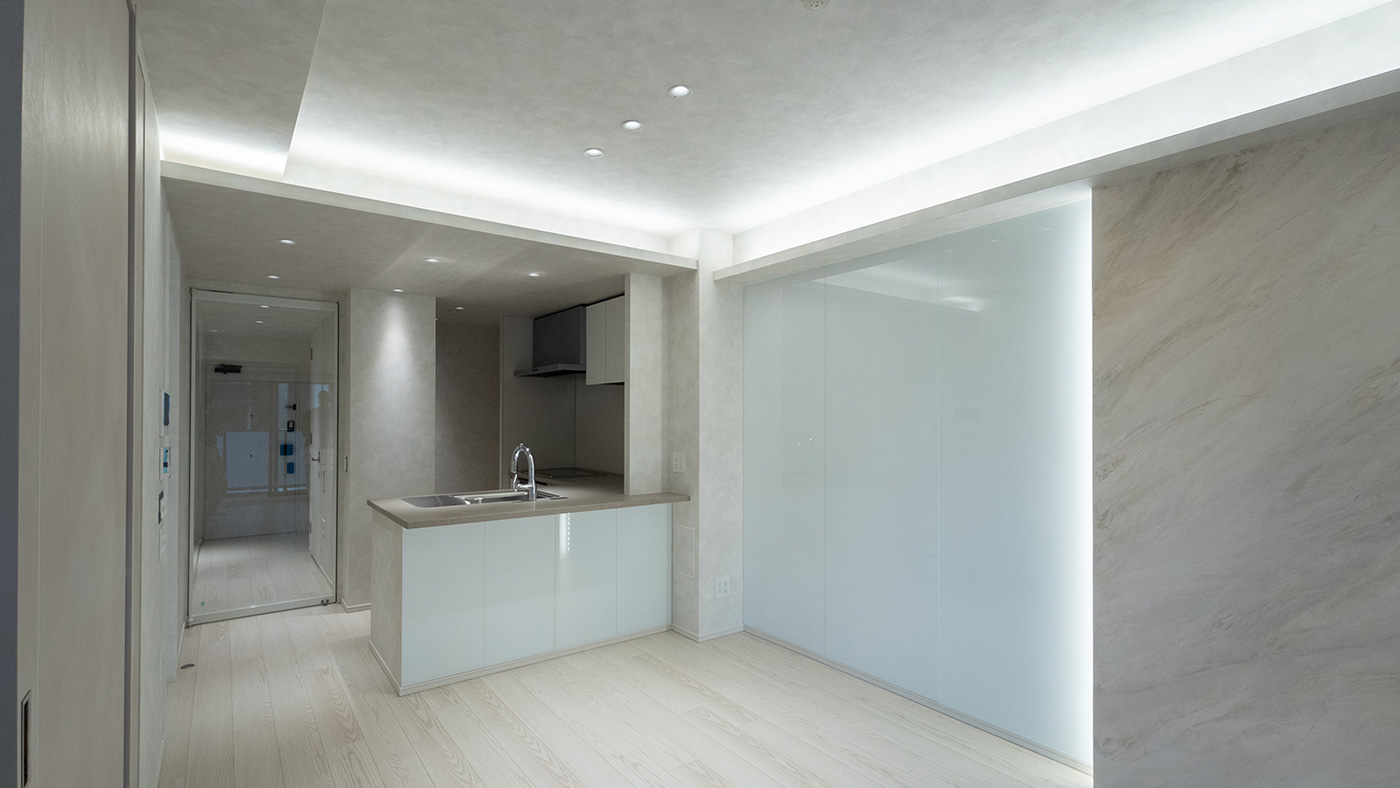 After - 天井を照らすコーブ照明とカラーガラスを照らすコーニス照明