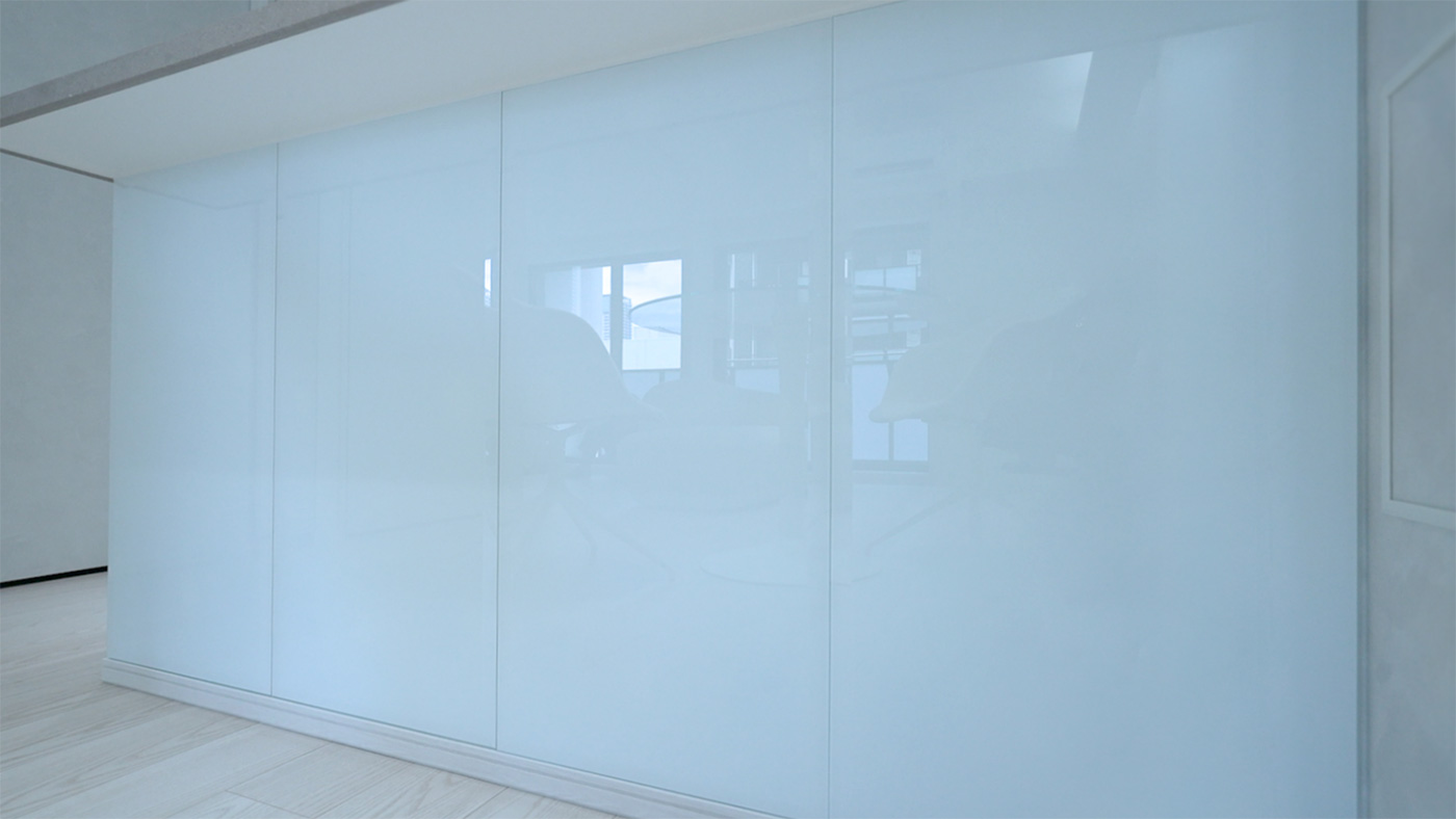 After - LD壁面との連続性を持たせるキッチンカウンター下に施した同系統カラーガラス