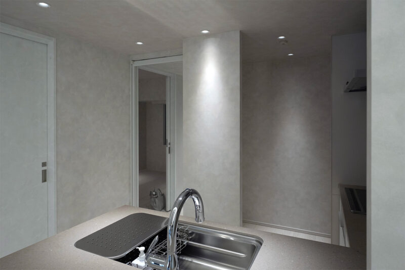 After - キッチンの生活感を最小限に抑える目隠しとなる造作壁