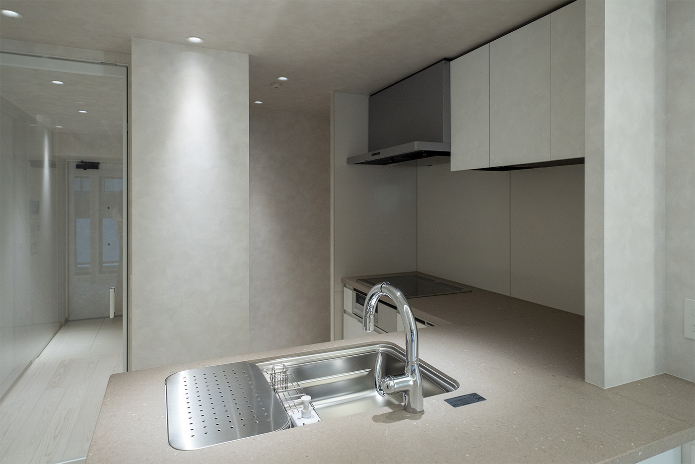 After - 白で統一したシステムキッチンの面材