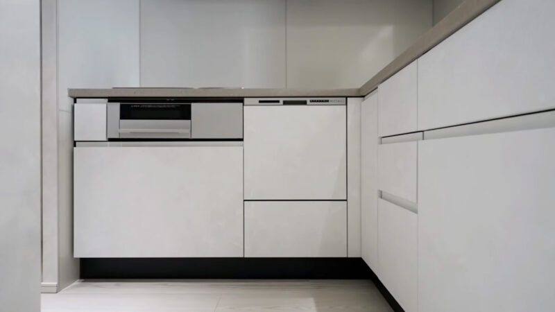 After - シンプルで清潔感のある白一色のシステムキッチン