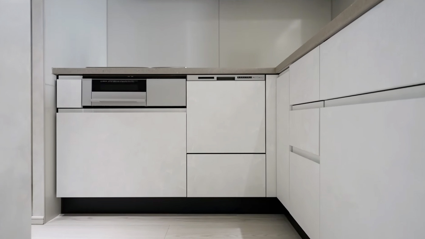 After - シンプルで清潔感のある白一色のシステムキッチン