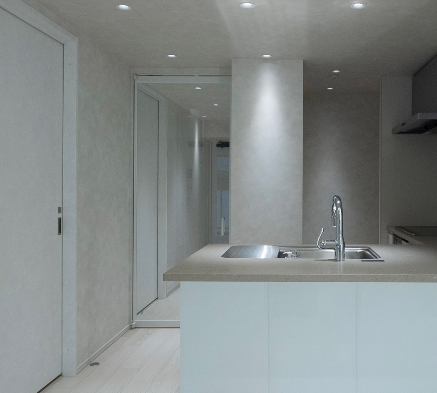 After - 玄関とLDKを繋ぐ扉はガラス扉に取り替えることでスタイリッシュさと開放感をプラス