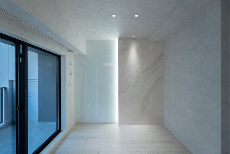 After - LD壁面とのユニゾンを感じるイタリア漆喰とカラーガラスの壁面