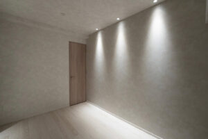 After - 敢えてスカラップが出るように壁に寄せた洋室のダウンライト