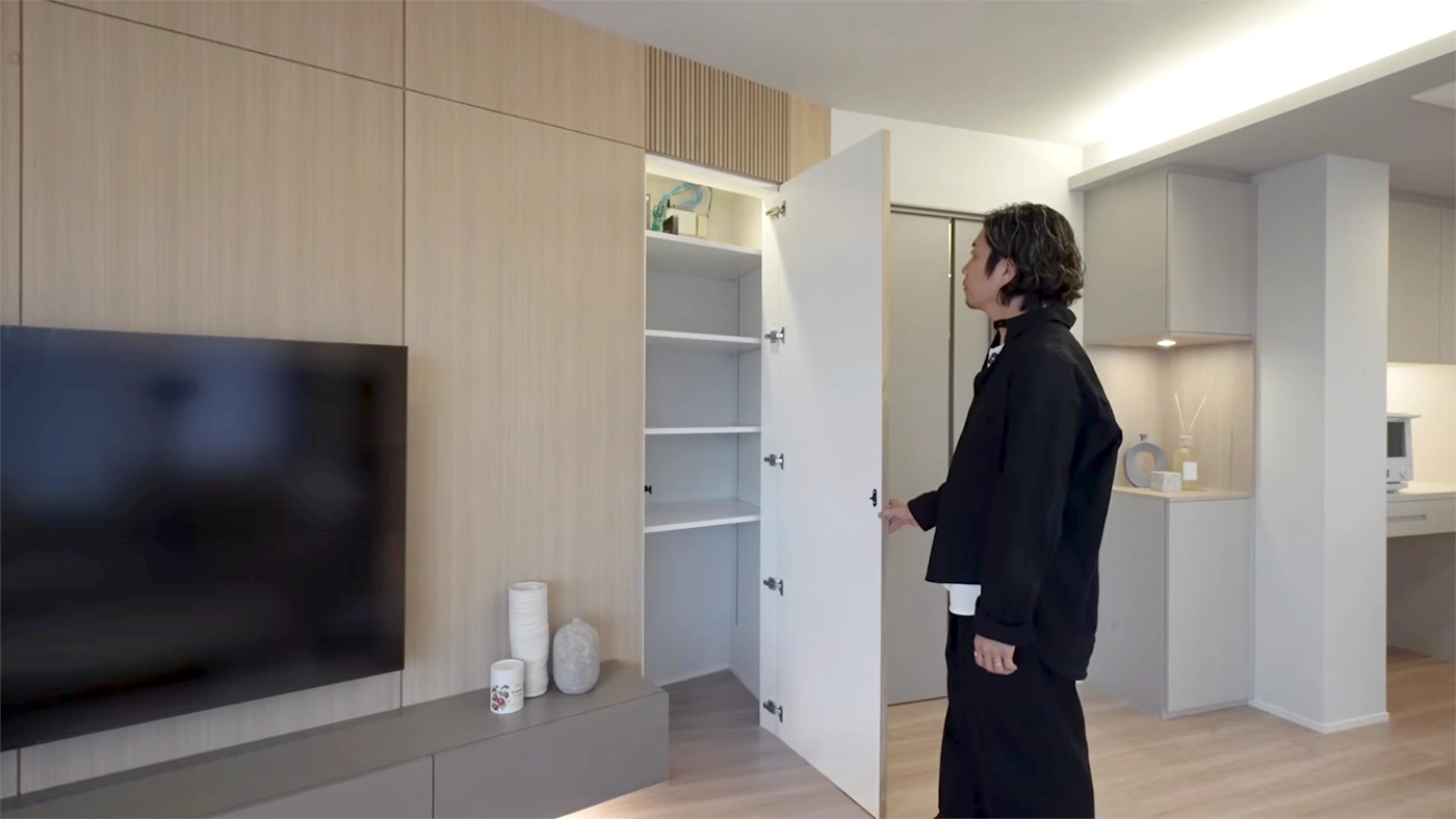 After - 木目格子（ルーバー）の隠し扉を開けると、奥のパントリーへとつながります。