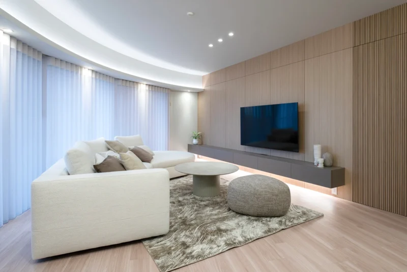 After - 天井の曲線と調和する、BoConceptのソファを配した美しいリビング。